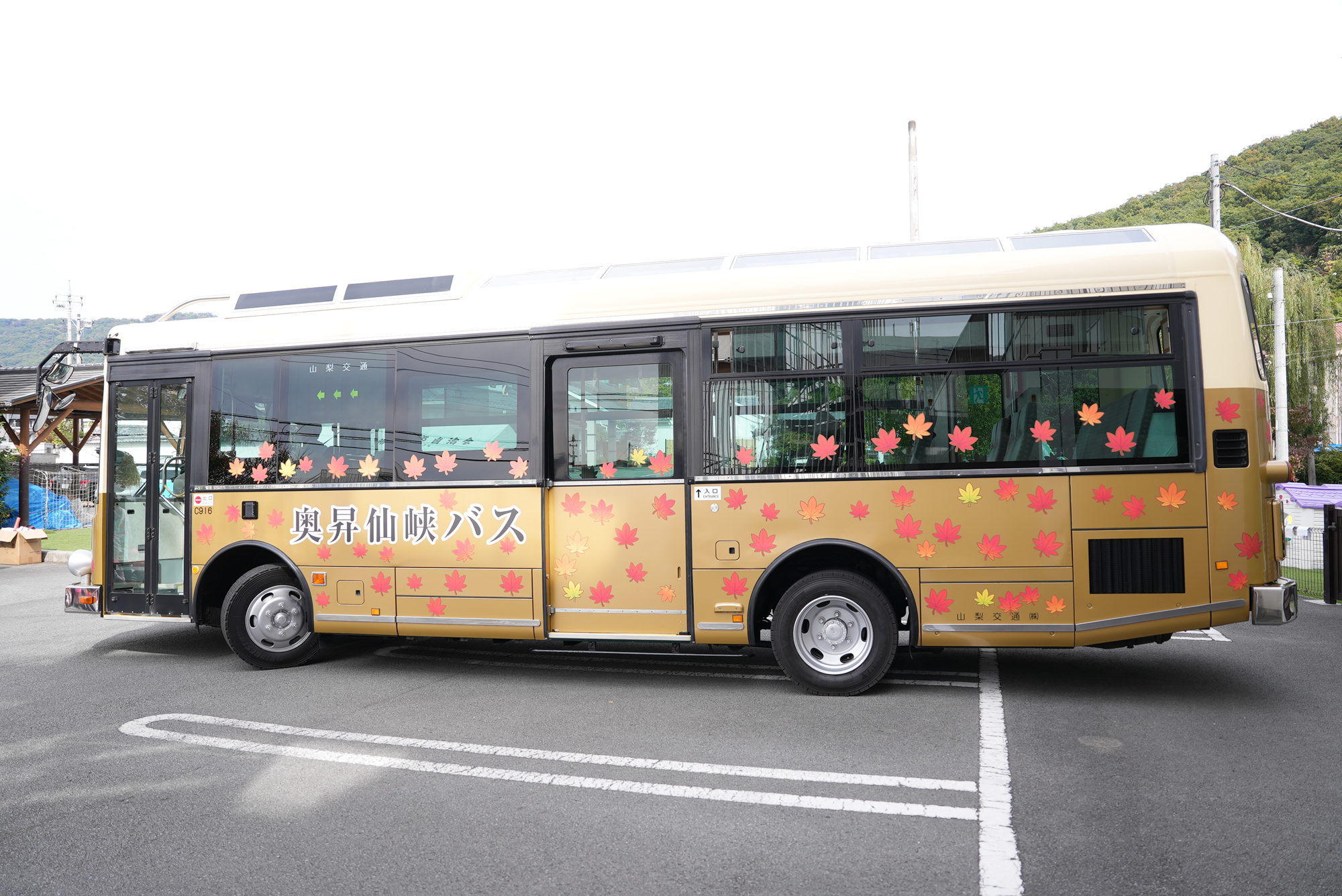 山梨交通 バス 待合室 看板 丸の内三丁目 コレクション 山梨交通】昇仙峡を巡る観光バス、幼稚園児が紅葉を装飾 - サイン