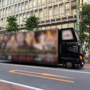 渋谷を走るアドトラック