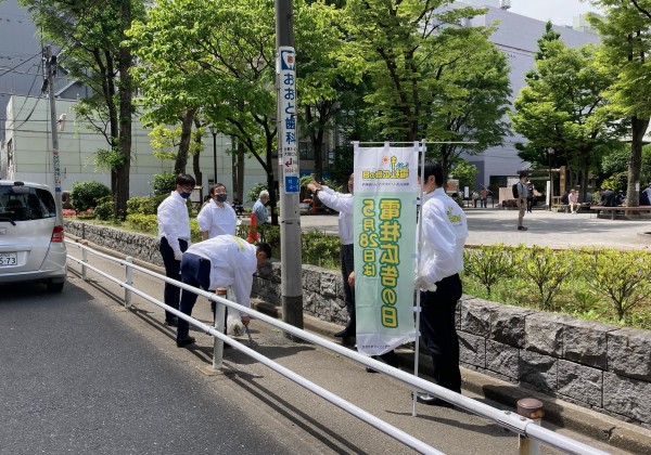 関東電柱広告連合会による「5月28日電柱広告の日：電柱広告清掃活動」