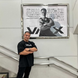 フィットネスジムVALXの監修を務める山本義徳、父の日広告を静岡駅へ