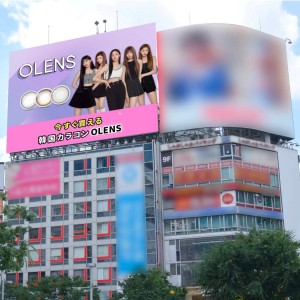 【Rise UP】シブハチヒットビジョンにて韓国の人気カラコンブランド「OLENS(オーレンズ)」の広告掲出