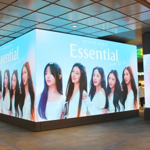 【花王】Essential新CM出演中「NewJeans」のメンバー5人を起用した広告がJR渋谷・新宿駅を一斉にジャック