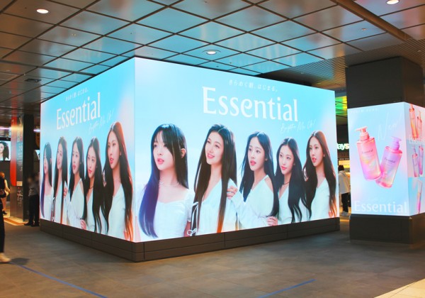 【花王】Essential新CM出演中「NewJeans」のメンバー5人を起用した広告がJR渋谷・新宿駅を一斉にジャック