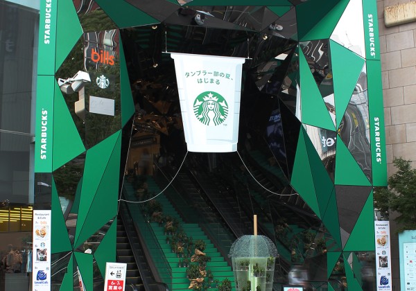 【スターバックス】6月5日「世界環境デー」に、OOHとコーヒー苗でオモカドをジャック
