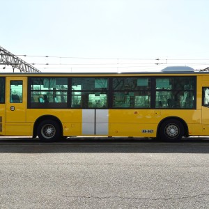 【西武バス】西武鉄道新2000系車両を模した「きいろいバス」運行開始