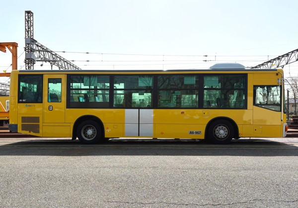 【西武バス】西武鉄道新2000系車両を模した「きいろいバス」運行開始