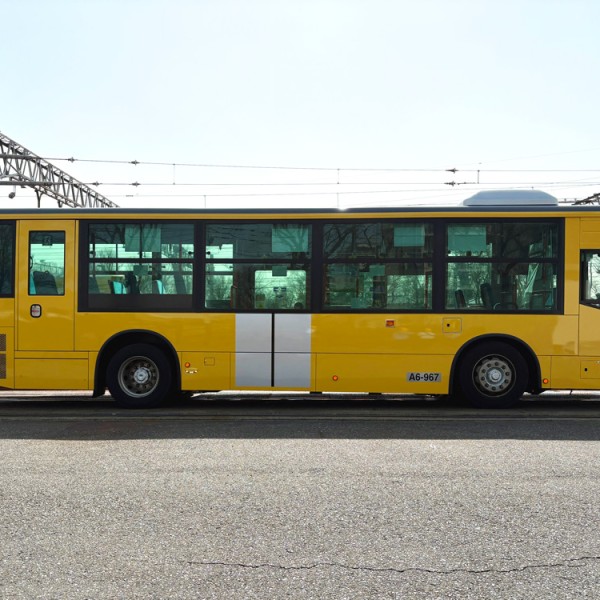 【西武バス】西武鉄道新2000系車両を模した「きいろいバス」運行開始