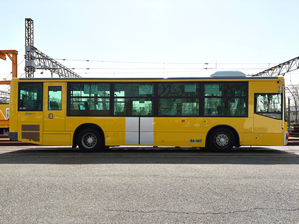 【西武バス】西武鉄道新2000系車両を模した「きいろいバス」運行開始