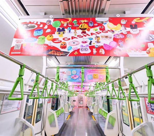 【バンダイ】「ガシャポン」初のトレインジャック企画　山手線で3月17日まで運行