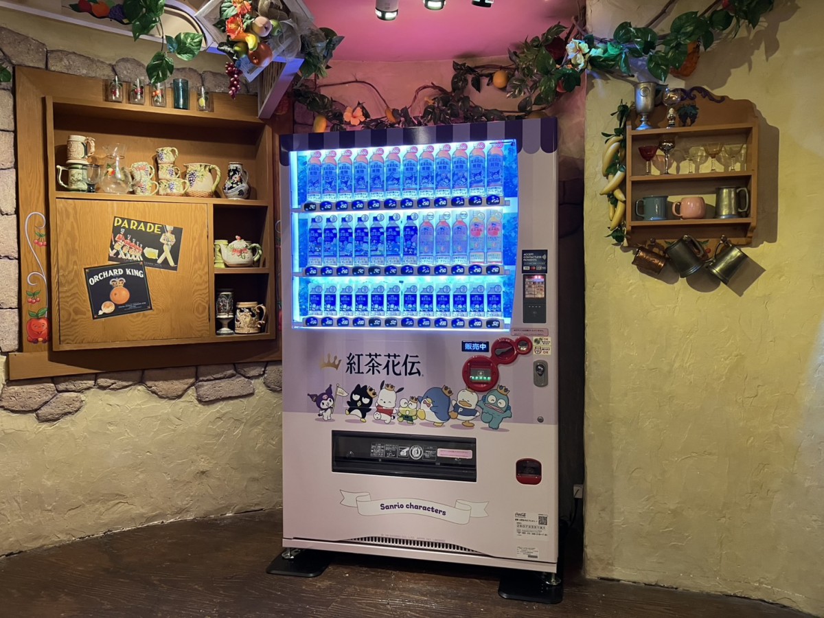 紅茶花伝ラッピング自販機