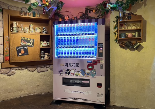紅茶花伝ラッピング自販機