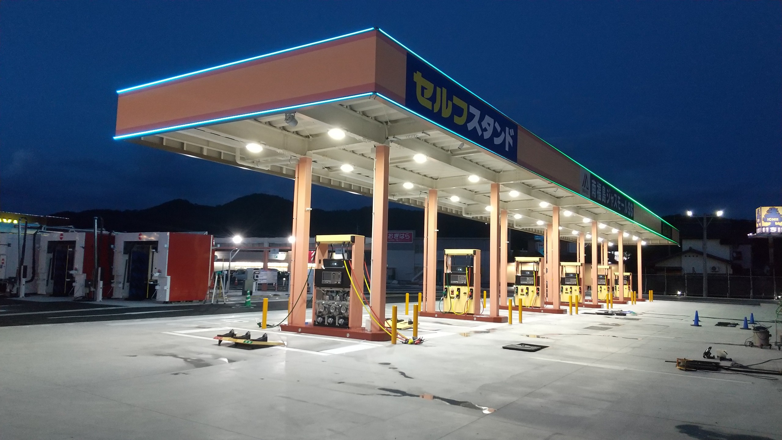 【ジャスト】ガソリンスタンド「南福島ジャスモールSS」を新設。キャノピーなどの照明光源にネオン風LEDを設置 - サイン＆ディスプレイ業界の