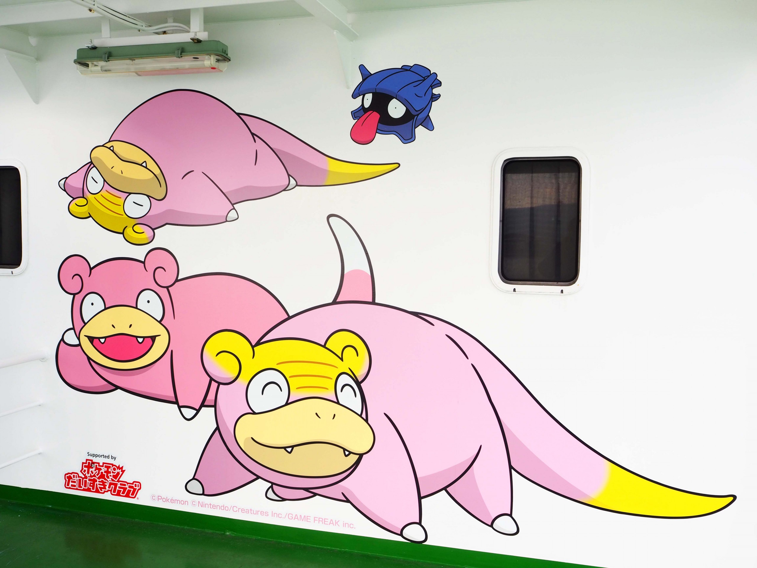 ポケモン】バスやフェリー、ホテルにヤドンのラッピング - サイン